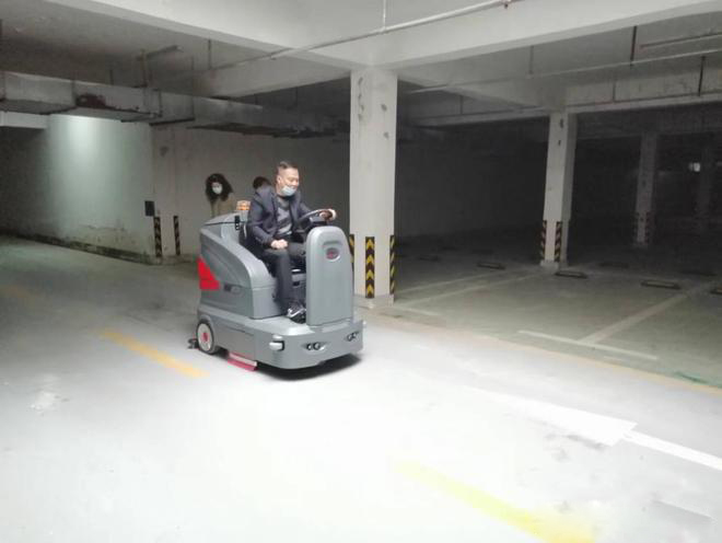 葵青小区物业保洁不用人力改用驾驶式洗地机了